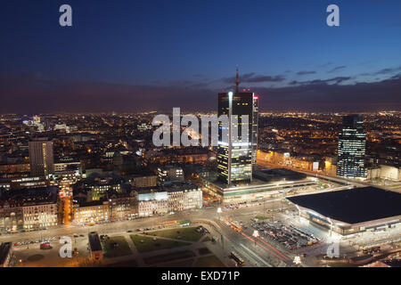 Polen, Warschau, Innenstadt in der Nacht von oben, vom Hauptbahnhof (Warszawa Centralna) auf rechts unten Stockfoto