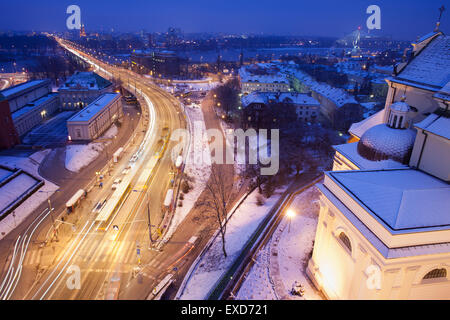 Polen, Warschau, Solidarität Avenue, Winter Nacht Stadtbild, Teil des St.-Annen-Kirche auf der rechten Seite Stockfoto