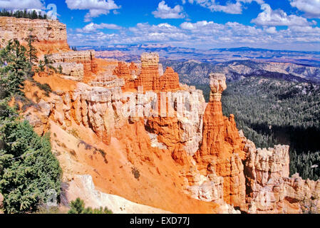 | Bryce-Canyon-Nationalpark, Utah, Blick in den Canyon mit Thors hammer Stockfoto