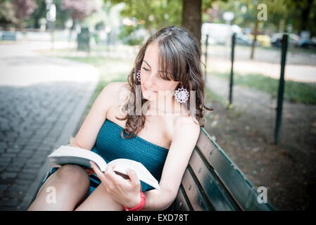 schöne Frau Lesebuch in der Stadt Stockfoto
