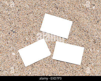 Weiße leere Visitenkarten auf Strandsand im Sommer Stockfoto