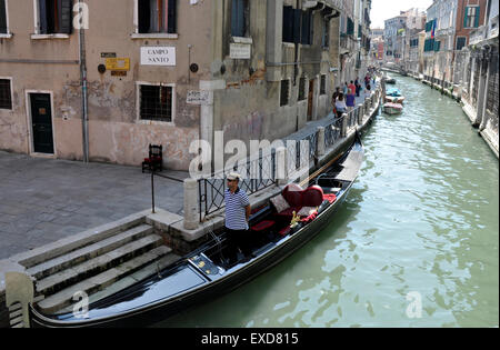 Italien Venedig Cannaregio Region Kanal am Campo Santo aus Strada Nova - Gondoliere wirbt für Touristen - Sonnenlicht und Schatten Stockfoto