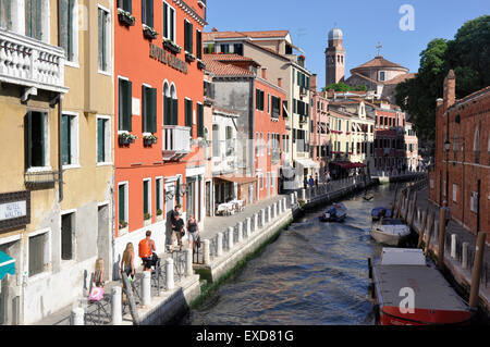 Italien - Venedig - Cannaregio Region - belebten Rückstau Kanal - Wasser Gehweg - Hotels - Sonnenlicht - blauer Himmel Stockfoto