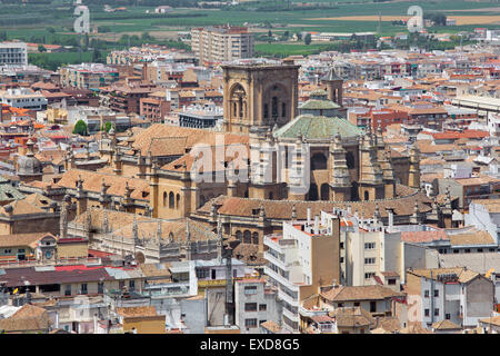 Granada - der Ausblick über die Stadt mit der Kathedrale von Alhambra-Festung. Stockfoto