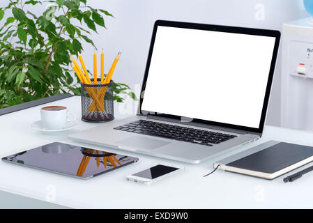 Offenen Laptop Modell mit digital Tablet und Smartphone auf dem Büro-Schreibtisch-Workspace. Alle Geräte in volle Konzentration. Stockfoto