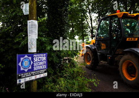 Goosnargh, Nr Preston, Lancashire, UK 12. Juli 2015. Vermuteten Ausbruchs der Vogelgrippe. Sicherheit als schwere Maschinen und Anlagen bezogen Staveleys Bio-Bauernhof, mit der Vogelgrippe Keulung zu unterstützen. Staveleys Eiern Limited ist ein familiengeführtes Unternehmen mit Sitz in Copparo, Lancashire. Der Hof ist spezialisiert auf die Produktion von Bio-Eiern wo Defra ein Verdacht auf Vogelgrippe H7 nach einer deutlichen Steigerung im Vogel-Sterblichkeit in der kombinierten aus Freilandhaltung und Kolonie Website untersucht.  Bildnachweis: Mar Photographics/Alamy Live-Nachrichten Stockfoto