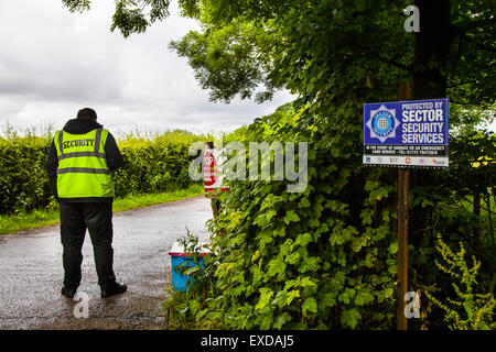 Goosnargh, Nr Preston, Lancashire, UK 12. Juli 2015. Vermuteten Ausbruchs der Vogelgrippe. Sicherheit als schwere Maschinen und Anlagen bezogen Staveleys Bio-Bauernhof, mit der Vogelgrippe Keulung zu unterstützen. Staveleys Eiern Limited ist ein familiengeführtes Unternehmen mit Sitz in Copparo, Lancashire. Der Hof ist spezialisiert auf die Produktion von Bio-Eiern wo Defra ein Verdacht auf Vogelgrippe H7 nach einer deutlichen Steigerung im Vogel-Sterblichkeit in der kombinierten aus Freilandhaltung und Kolonie Website untersucht.  Bildnachweis: Mar Photographics/Alamy Live-Nachrichten Stockfoto