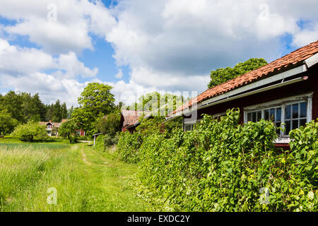 Blick auf ein altes Dorf in Schweden mit einem blauen bewölkten Himmel Stockfoto