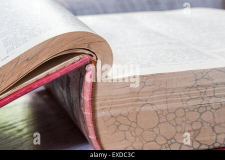 Ein offenes alten deutschen Buch auf dem Tisch Stockfoto