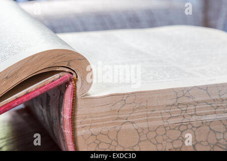 Ein offenes alten deutschen Buch auf dem Tisch Stockfoto