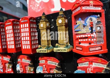 Big Ben und andere Londoner Touristenandenken zum Verkauf im Zentrum von London, England, Großbritannien Stockfoto