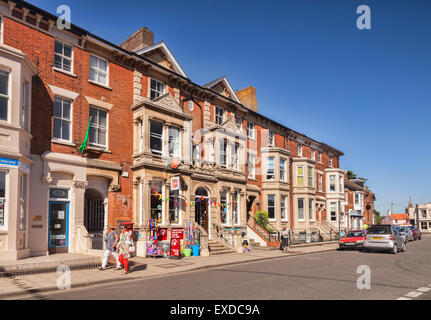 Ein sonniger Sommertag in der High Street, Southwold, Suffolk, England. Stockfoto