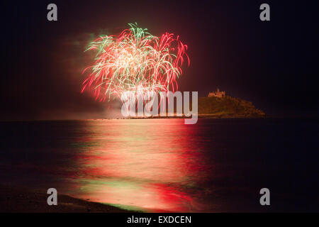 St. Michaels Mount; Am Abend; Feuerwerk; Cornwall; UK Stockfoto