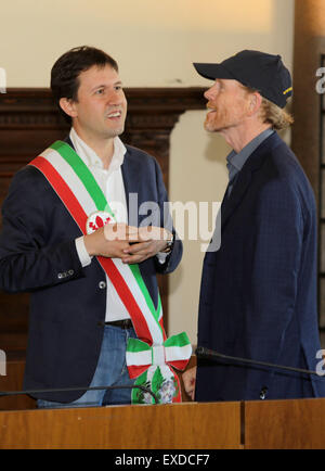 Regisseur Ron Howard erhält die Schlüssel der Stadt Florenz von Bürgermeister Dario Nardella Featuring: Dario Nardella, Ron Howard Where: Florenz, Italien: 9. Mai 2015 Stockfoto