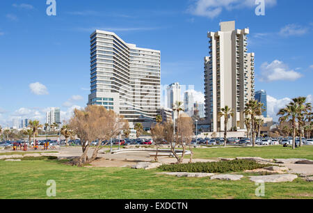 TEL AVIV, ISRAEL - 2. März 2015: Die modernen Hochhäuser auf der Küste von Tel Aviv Stockfoto