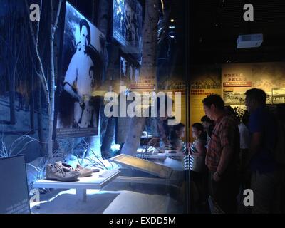 Peking, China. 11. Juli 2015. Menschen besuchen die "Großen Sieg, historischen Beitrag" Ausstellung in Peking, Hauptstadt von China, 11. Juli 2015. Insgesamt 1.170 Bilder und 2.834 Artefakte sind auf Anzeige im Museum der Krieg der chinesischen den Widerstand des Volkes gegen die japanische Aggression in der Nähe von provozierte Bridge, auch bekannt als Marco Polo Bridge, wo groß angelegte Invasion Japans in China vor 78 Jahren begann. © Cheng Tingting/Xinhua/Alamy Live-Nachrichten Stockfoto