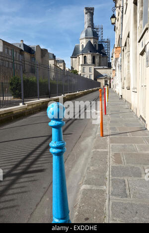 Malte Straße Poller, Straßenkunst, Village Saint-Paul Kirche von Saint-Paul-Saint-Louis im Hintergrund, Paris, Frankreich. Stockfoto