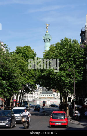 Der Spalte "Juli" Colonne de Juillet, hinter Bäumen an der Place De La Bastille, Paris Frankreich. Stockfoto