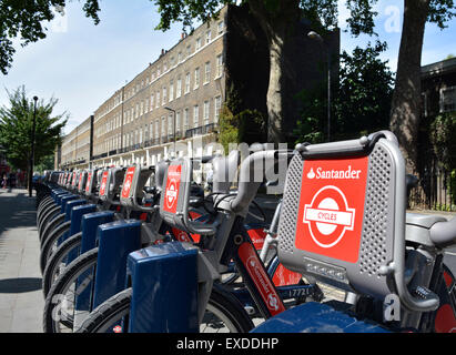 Santander-Zyklen an einer Docking-Station in der Nähe des British Museum, London, England, UK. Stockfoto