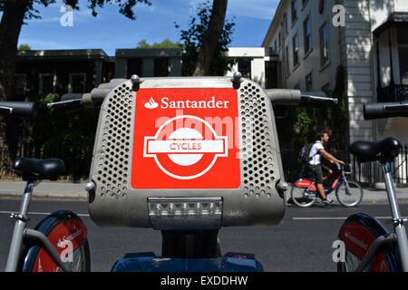 Santander-Zyklen an einer Docking-Station in der Nähe des British Museum, London, England, UK. Stockfoto