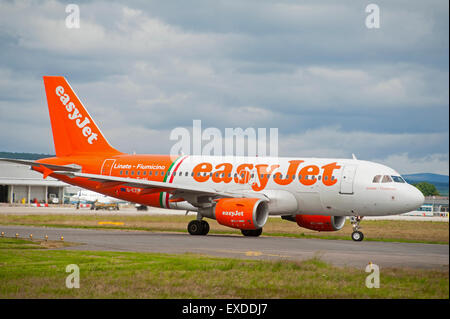 EasyJet Airbus 319-111 des Rollens bei Inverness Dalcross Flughafen, Highland Schottland.  SCO 9934. Stockfoto