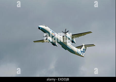 FlyBe DHC Dash 8-402 acht Regionalverkehrsflugzeug von FlyBe bedient.  SCO 9936. Stockfoto