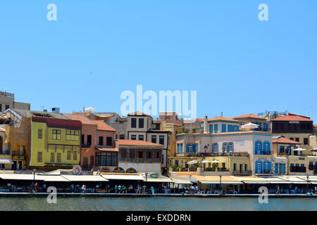 Pastellfarbene Häuser direkt am Meer in den Hafen von Chania, Kreta, Griechenland Stockfoto