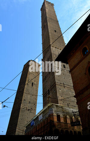 Die zwei Türme von Bologna an einem klaren Tag, der Asinelli-Turm und die kleineren Garisenda Turm. Stockfoto