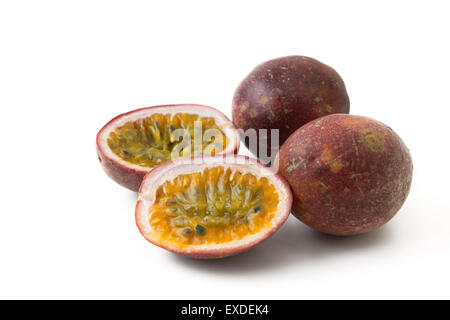 Passionsfrucht/Maracuja auf weißem Hintergrund Stockfoto