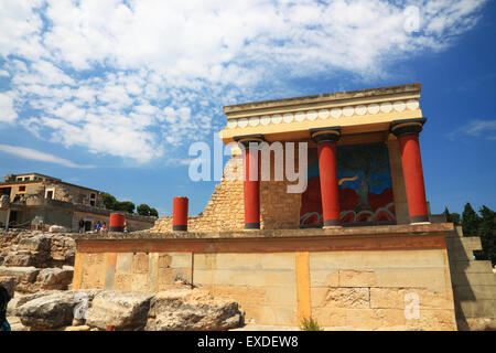 Ruinen eines minoischen Palastes mit roten Säulen. Stockfoto