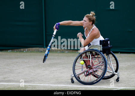 Wimbledon, Großbritannien. 12. Juli 2015. Das Tennisturnier von Wimbledon. Rollstuhl Damen Doppel Finale zwischen Yui Kamiji (JPN) und Jordanne Whiley (GBR) gegen Jiske Griffioen (NED) und Aniek Van Koot (NED). Jordanne Whiley dient Credit: Action Plus Sport/Alamy Live News Stockfoto