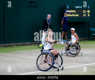 Wimbledon, Großbritannien. 12. Juli 2015. Das Tennisturnier von Wimbledon. Rollstuhl Damen Doppel Finale zwischen Yui Kamiji (JPN) und Jordanne Whiley (GBR) gegen Jiske Griffioen (NED) und Aniek Van Koot (NED). Jordanne Whiley in Aktion Credit: Action Plus Sport/Alamy Live News Stockfoto