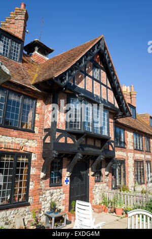 Aus rotem Backstein und Holz gerahmt Gebäude in Selsey West Sussex UK.  Jetzt denkmalgeschützten die alte Mälzerei Pflege zu Hause und im Grade II Gebäude. Stockfoto