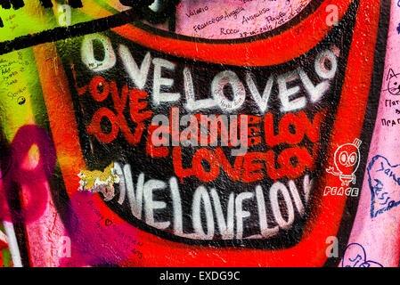 Prag, Tschechien - 21. Mai 2015: Liebe Lippen lächelnd Graffiti auf berühmten John-Lennon-Mauer auf die Insel Kampa in Prag gefüllt wi Stockfoto