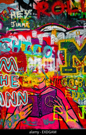 Prag, Tschechien - 21. Mai 2015: Bunte Detail vom berühmten John-Lennon-Mauer auf die Insel Kampa in Prag voller Beatle Stockfoto