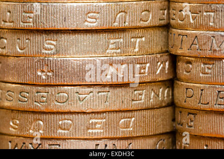 Spalten der Britischen 1 £, ein Pfund, Münzen gestapelt mit Schriftzug an der Seite der Münzen. Vor 2016 Art Münzen. Stockfoto