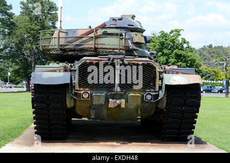 Der Militärpanzer ist für die Öffentlichkeit ausgestellt. Ein Zeichen der Stärke der Länder. Stockfoto