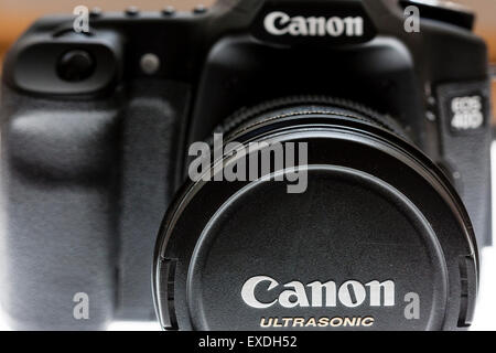 Der Teil der Vorderseite eines Canon Digital SLR-Kamera. Canon Logo auf Objektiv und Kamera. Einfachen Hintergrund. EOS 40D-Modell. Stockfoto