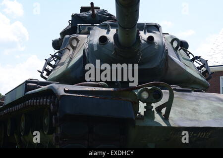 Der Militärpanzer ist für die Öffentlichkeit ausgestellt. Ein Zeichen der Stärke der Länder. Stockfoto