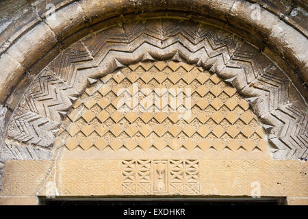 Englisch Dorf Guiting macht Kirche St. Michael und alle Engel. Detail der Tympanon über dem Haupteingang. Stockfoto