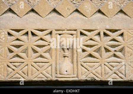 Englisch Dorf Guiting macht Kirche St. Michael und alle Engel. Detail der Tympanon über dem Haupteingang. Stockfoto