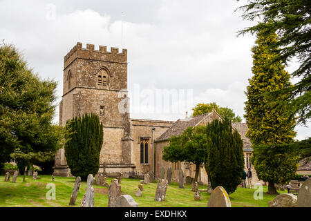 Der Kalkstein Norman St. Michael und alle Engel Kirche und Friedhof in der englischen Dorf Guiting macht. Der Turm ist aus dem 15. Jahrhundert. Stockfoto
