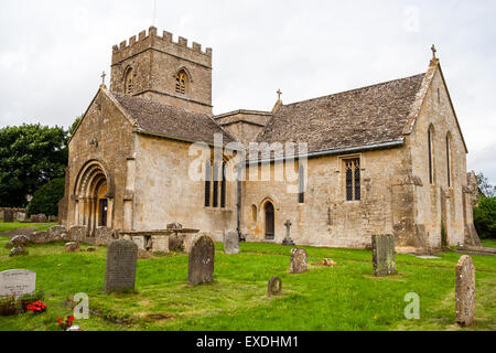 Der Kalkstein Norman St. Michael und alle Engel Kirche und Friedhof in der englischen Dorf Guiting macht. Der Turm ist aus dem 15. Jahrhundert. Stockfoto