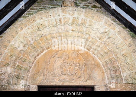 England, Quenington Norman Zeitraum Kirche,Tür Tympanon detail, Schnitzen der "erschütternden der Hölle', Beispiel der romanischen Kunst. Stockfoto