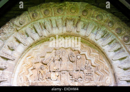 England, Quenington. Norman Zeitraum Kirche, Süd Eingang Tympanon detail, Schnitzen der "die Krönung der Jungfrau' romanischen Kunst. Stockfoto