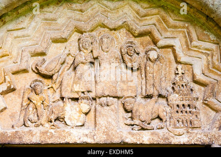 England, Quenington. Norman Zeitraum Kirche, Süd Eingang Tympanon detail, Schnitzen der "die Krönung der Jungfrau' romanischen Kunst. Stockfoto