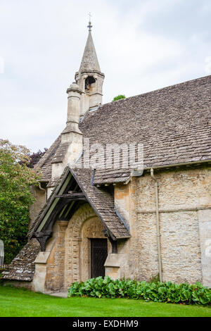 England, Quenington. Norman, circa 1100, christliche Kirche, St. Swithin's, vom Cotswold Stein gemacht, berühmt für seine Norman Tür Schnitzereien. Stockfoto