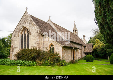 England, Quenington. Norman, circa 1100, christliche Kirche, St. Swithin's, vom Cotswold Stein gemacht, berühmt für seine Norman Tür Schnitzereien. Stockfoto