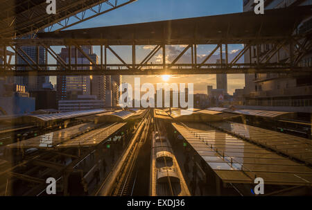 Sonnenuntergang am Bahnhof von Osaka, Japan Stockfoto