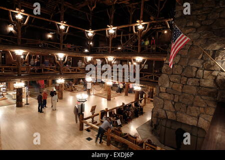 Innenraum des Old Faithful Inn, Yellowstone Nationalpark, Wyoming, USA Stockfoto